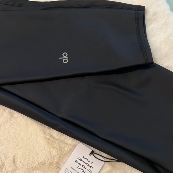 Alo Yoga Airlift high-waist conceal-zip capri. Like new - Picture 4 of 12
